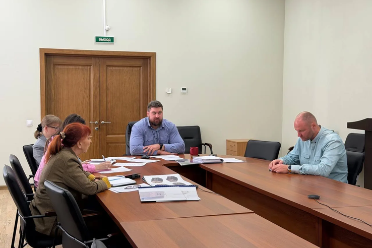 В комитете по строительству Ленинградской области состоялось рабочее совещание о темпах контрактации и строительстве многоквартирных домов в рамках программы переселения на 2025-2029 годы.