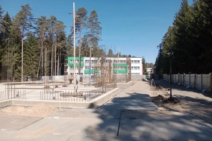 Учебный корпус центра «Россонь» в Кингисеппском районе подрос до первых 5% готовности.