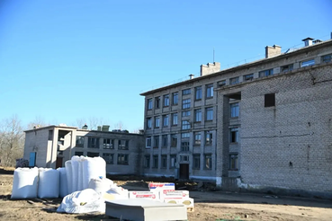 Вице-губернатор Ленинградской области Евгений Барановский совместно с председателем комитета по строительству Ленинградской области Егором Никитенко проинспектировали старт реконструкции школы №2 в Ивангороде