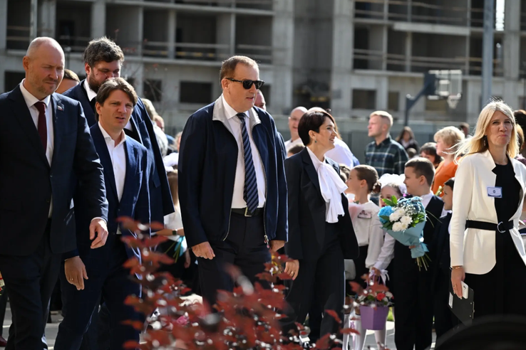 Губернатор Александр Дрозденко торжественно открыл новую школу в Новоселье на 550 мест